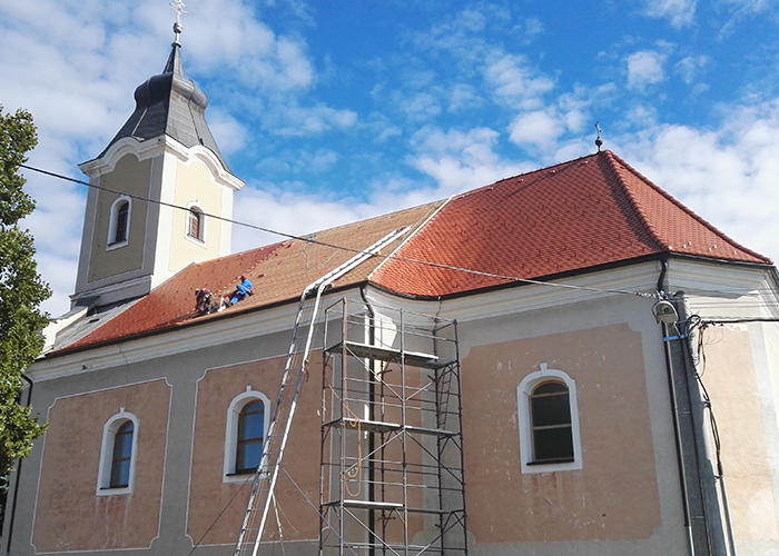 Pokrývanie kostolnej strechy